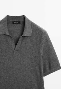 Polo texturé gris foncé à manches courtes avec col et patte de boutonnage en V, étiqueté Massimo Dutti.