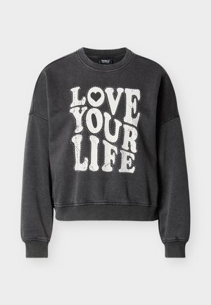 Schwarzer, kurz geschnittener Pullover mit Rundhalsausschnitt, large weißen Schriftzug "LOVE YOUR LIFE" und einem Herz-Akzent, aus einem bequemen Stoff gefertigt.