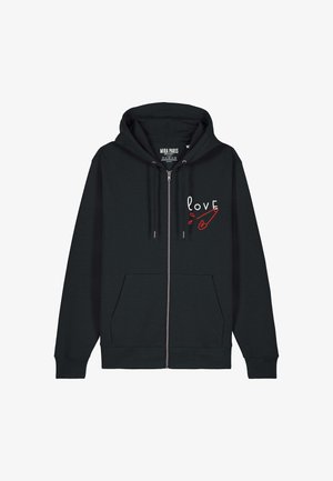 Felpa nera con zip realizzata in pile. Presenta la scritta bianca "love" e una grafica di una spilla di sicurezza rossa. Include tasche frontali e cappuccio con coulisse.