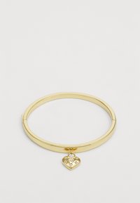 Goldene Armreifen mit einem glatten, abgerundeten Design und einem herzförmigen Anhänger, der Sternenmuster und eine polierte Oberfläche aufweist.