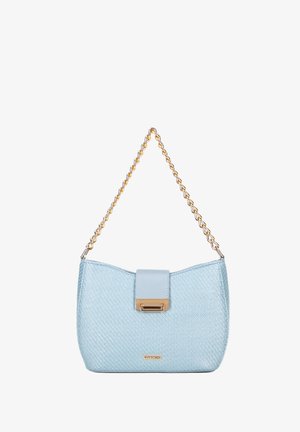 Jasnoniebieska torebka o fakturze z złotym łańcuszkiem, z prostokątnym złotym zapięciem i gładkim skórzanym akcentem na klapie.