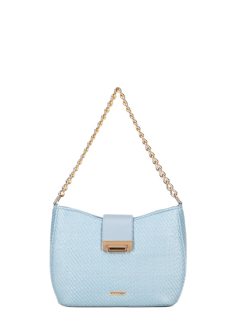 Sac à main texturé bleu clair avec une chaîne en or, présentant un fermoir rectangulaire en or et un accent en cuir lisse sur le rabat.