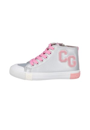 Zapatilla deportiva de caña alta plateada con cordones rosas y letras "CG" rosas en el lateral, con detalles en la suela de goma en blanco y rosa.