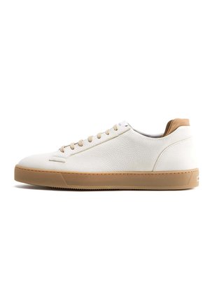 Hvid lædersneaker med lavt skaft, beige gummisål, beige snørebånd og polstret beige hælkappe, vist fra siden på en hvid baggrund.