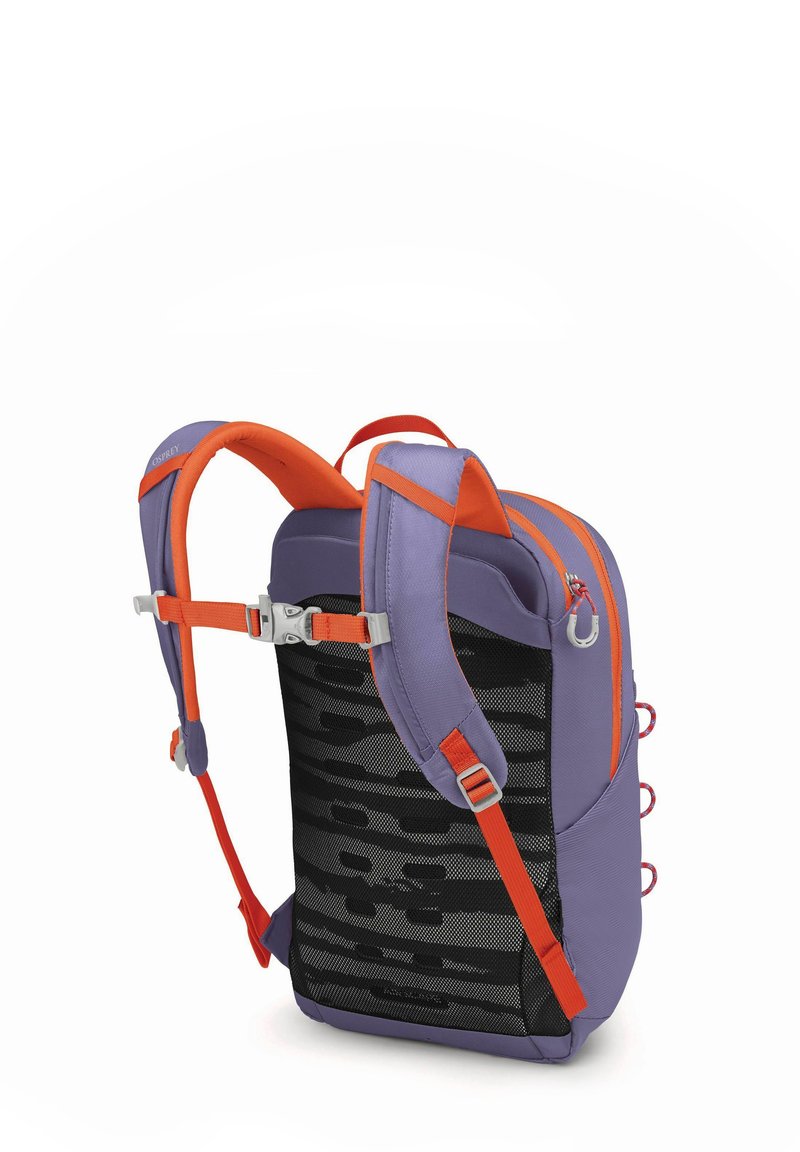 Zaino viola con accenti arancioni, dotato di spallacci imbottiti, schienale in rete, anelli laterali e un compartimento principale con zip.