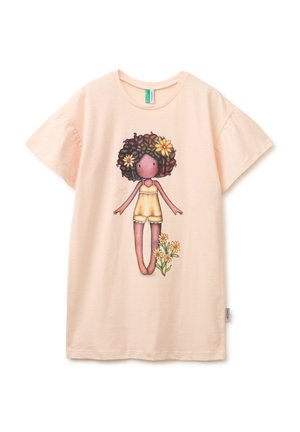 Hellrosa Kurzarmshirt mit einem Cartoon-Mädchen mit lockigem Haar, gelbem Outfit und gelben Blumen neben ihr und in ihrem Haar.