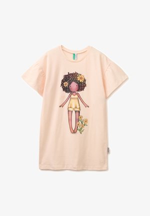 Hellrosa Kurzarmshirt mit einem Cartoon-Mädchen mit lockigem Haar, gelbem Outfit und gelben Blumen neben ihr und in ihrem Haar.