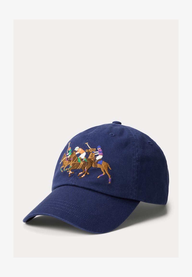 Marineblauwe katoenen honkbalpet met een geborduurd poloscène van vier ruiters te paard. Gebogen klep met zes ventilatiegaatjes.