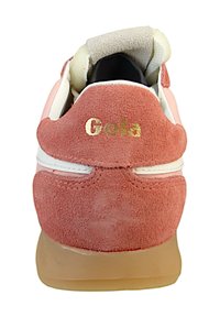 R�óżowe zamszowe sneakersy z białymi akcentami, z amortyzowaną piętą, złotym brandingiem oraz elastyczną gumową podeszwą.