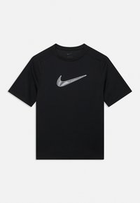 Čierne tričko s krátkym rukávom vyrobené z ľahkej tkaniny. Na hrudi je reflexné logo Nike. Klasický strih s okrúhlym výstrihom.