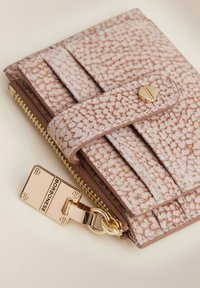 Beige gemusterte Geldbörse mit goldfarbener Druckknopfverschluss und Reißverschluss-Zipper, auf dem "Borbonese" eingraviert ist, vor einem hellen Hintergrund.
