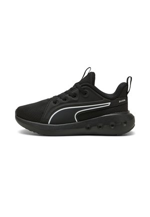 Chaussures de sport noires avec une tige en maille, fermeture à lacets et une semelle rembourrée avec des accents ronds. Une bande blanche sur le côté.