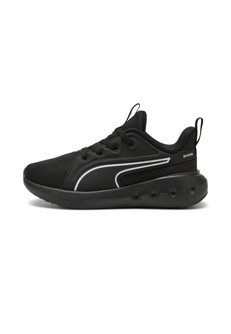 Scarpe sportive nere con tomaia in rete, chiusura con lacci e suola ammortizzata con dettagli rotondi. Striscia bianca lungo il lato.