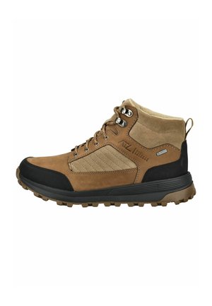 Botte de randonnée marron et beige avec semelle noire, œillets en métal, col rembourré, logo sur le côté et languette à l'arrière.