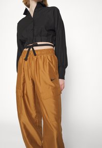 Nike Sportswear Träningsbyxor - brown