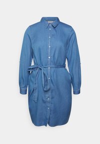 Vestido de camisa em denim com frente abotoada, colarinho, mangas longas e cintura com cinto. Cor: azul-médio com uma textura suave.