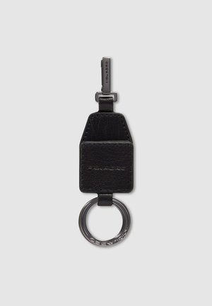 Portachiavi in pelle nera con anello e clip in metallo, con marchio in rilievo su parti in pelle e metallo.