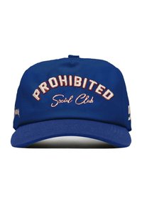 Căciulă de baseball albastr�ă cu vizieră curbată. Prezintă cuvântul "PROHIBIT" în alb îndrăzneț și "Social Club" brodat în roz pe față.