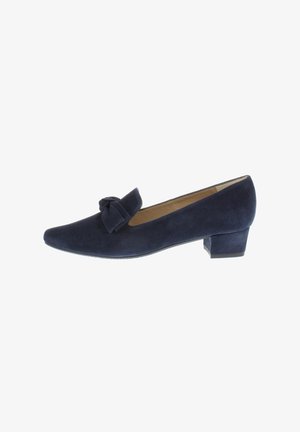 Dunkelblauer Wildleder-Schuh mit niedrigem Absatz, spitzer Zehenpartie und dekorativer Schleife auf dem Vorderblatt. Glatte Textur und Gummisohle.