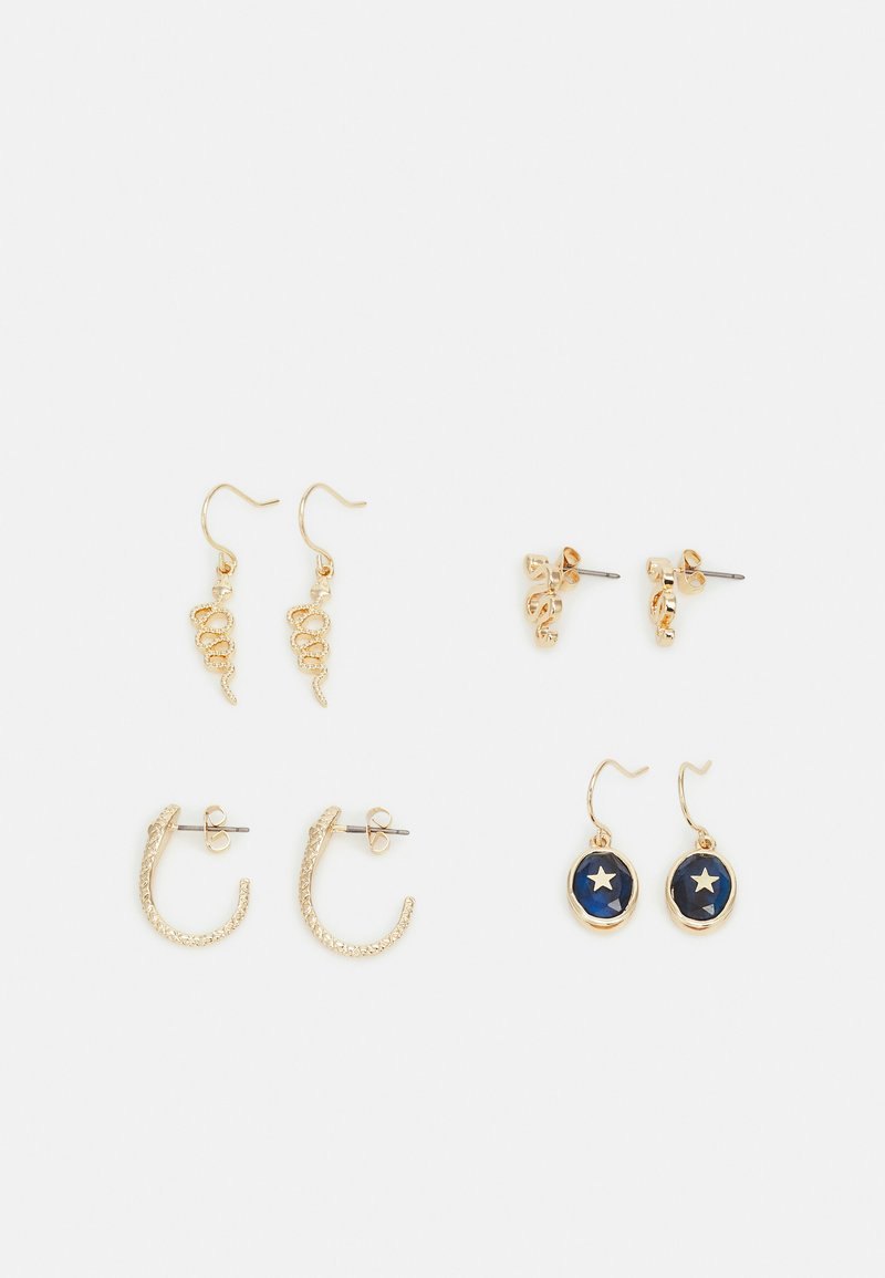 Conjunto de brincos em tom dourado, contendo dois pares de studs: um com um design torcido e outro com uma pedra azul e um acento em forma de estrela.