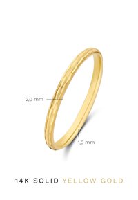 Bague en or jaune massif 14K, 2,0 mm de large avec une texture martelée. Intérieur lisse, finition polie, design élégant et simple.