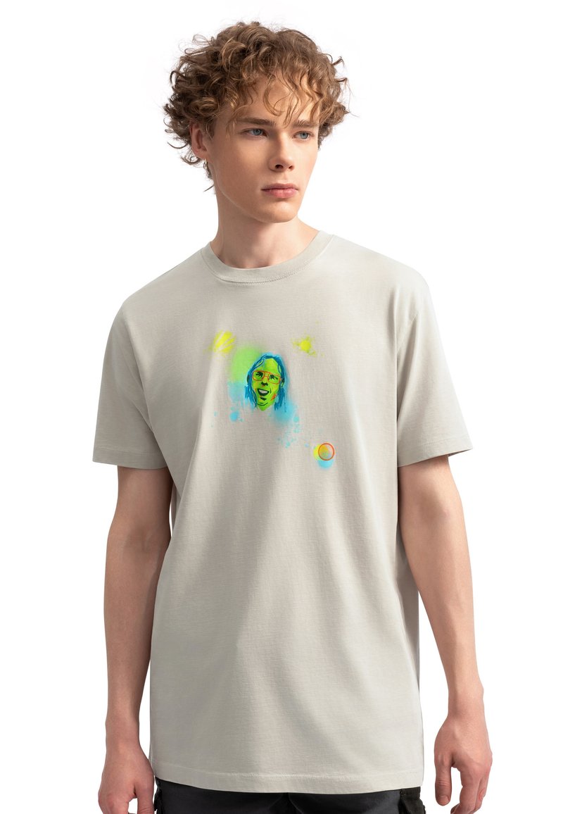 Lichtgrijs katoenen T-shirt met een levendige, abstracte print van een gezicht en vormen in blauw, groen en geel op de voorkant. Korte mouwen.