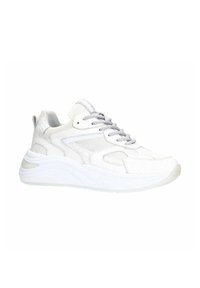 Weißer Sneaker mit einer strukturierten Design, der eine Mischung aus glatten und perforierten Materialien aufweist, einen gepolsterten Schaft und eine dicke, gepolsterte Sohle.