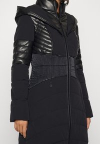 Guess Vinterfrakke - black
