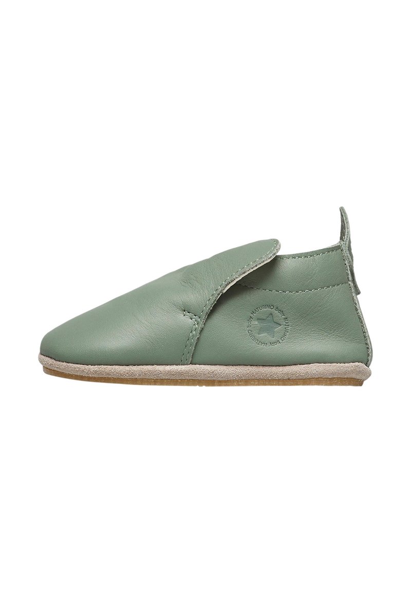 Scarpa baby in morbida pelle verde con suola in suede, logo a stella laterale e linguetta sul retro, progettata per una facile calzata.