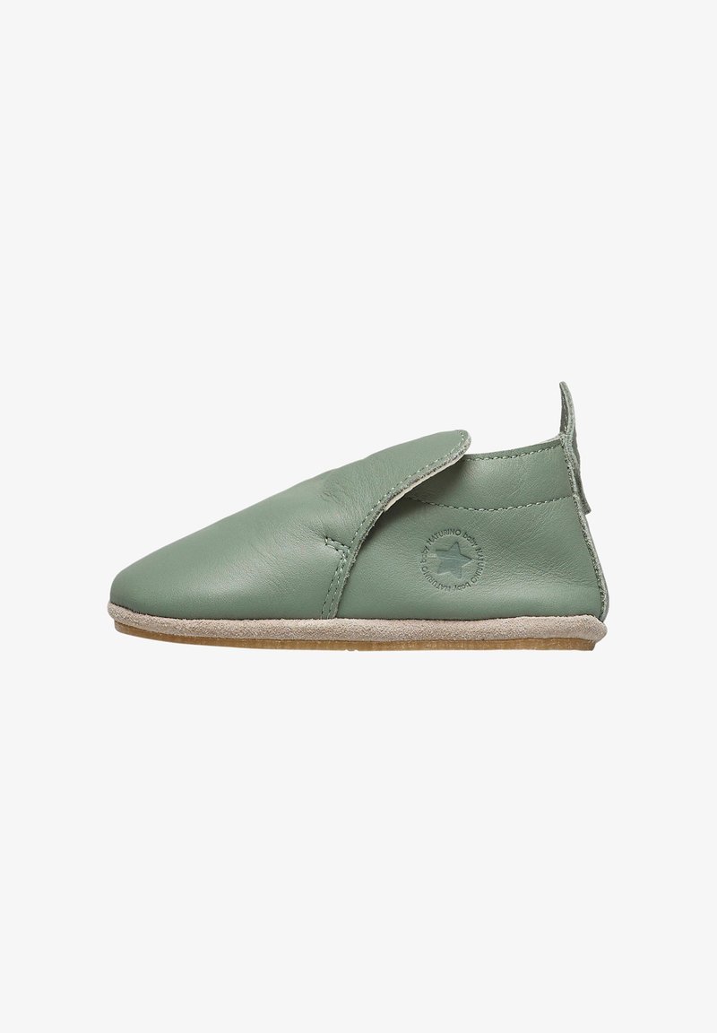 Scarpa baby in morbida pelle verde con suola in suede, logo a stella laterale e linguetta sul retro, progettata per una facile calzata.