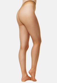 Nude trusse med en glat, gennemsigtig tekstur og et minimalt taljebånd. Materialet ser let og elastisk ud, designet til komfort.