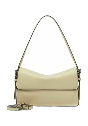Sac d'épaule en cuir beige avec rabat incurvé, coutures visibles, garnitures métalliques et bandoulière amovible réglable enroulée à côté.
