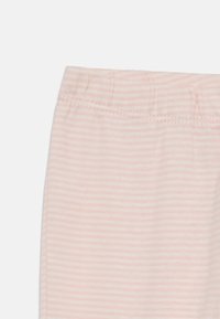 Tissu rayé rose clair avec une texture douce, featuring une taille élastique et une coupe droite simple. Pas de matériel ou d'accents visibles.