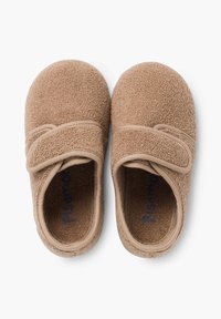 Zapatillas texturizadas en tono marrón con una correa de tipo gancho y bucle, puntera redondeada y un interior acolchado. Tejido suave para mayor comodidad y facilidad de uso.
