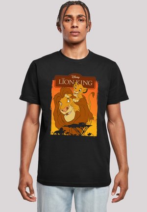 Schwarzes T-Shirt mit Grafik von "Der König der Löwen", das einen Löwen und seinen Jungen vor einem orangefarbenen Sonnenuntergang und der Silhouette der Savanne zeigt.