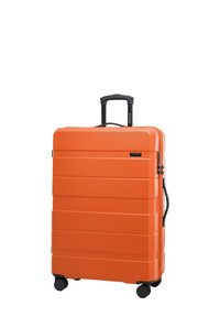 Tvrdý oranžový kufr s texturovaným povrchem, vodorovnými pruhy, vysouvací rukojetí a čtyřmi černými otočnými kolečky.