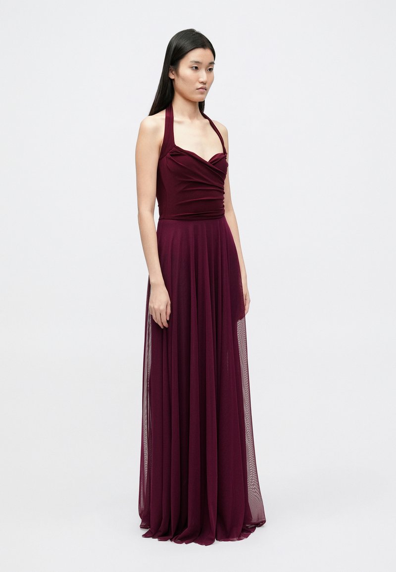 Burgunderfarbener Neckholder-Abendkleid mit figurbetontem, drapiertem Oberteil und fließendem Rock. Hergestellt aus weichem Stoff mit transparentem Überzug für zusätzliche Textur.