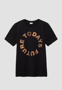 Zwarte katoenen T-shirt met een circulair ontwerp en de woorden "DE TOEKOMST VANDAAG" in verouderde oranje letters op de voorkant.