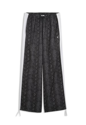 Schwarze Hose mit weitem Bein, grauem Schlangenmuster, weißen Seitenstreifen, elastischem Bund und kleinem Puma-Logo am rechten Oberschenkel.