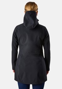 Zwarte waterdichte jas met een capuchon, met een verfijnd design, een gladde textuur en naaddetails op de rug en mouwen.