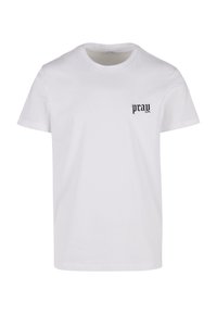 Hvit bomulls t-skjorte med korte ermer, rund hals og svart "pray" tekst brodert på venstre side. Enkel design, avslappet passform.