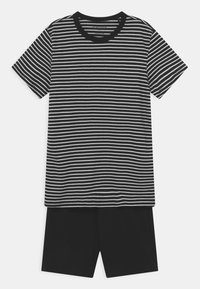 Czarny i biały paskowany T-shirt z krótkim rękawem i okrągłym dekoltem, w zestawie z jednolitymi czarnymi szortami. Miękka bawełniana tekstura, casualowy design.