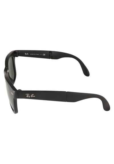 Черни слънчеви очила Ray-Ban с изчистена, правоъгълна рамка. Разполагат с тъмни лещи, дискретно лого и матова текстура. Произведени в Италия.