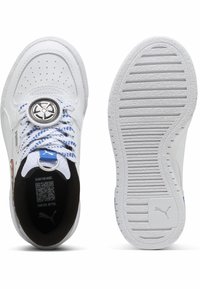 Zapatillas blancas con parte superior de cuero liso, cordones estampados en azul y blanco, detalle de hardware circular en la lengüeta, suela de goma texturizada.