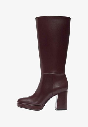 Vysoká tmavohnedá kožená čižma s blokovým podpätkom a platformovou podrážkou, hladkým povrchom a strednou výškou po lýtka.