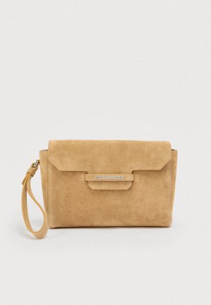 Rudos spalvos zomšinis delninukas su atverčiamu užsegimu ir sidabro spalvos logotipo akcentu. Turi riešo diržą ir minkštą tekstūrą, idealiai tinka kasdieniam naudojimui.