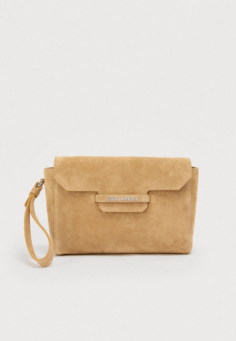 Τσαντάκι χειρός από καφέ σουέτ με κλείσιμο με καπάκι και ασημένια διακριτικά λογότυπα. Διαθέτει λουράκι καρπού και απαλή υφή, ιδανικό για καθημερινή χρήση.