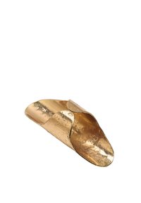 Złota metalowa szpilka o zakrzywionym, otwartym designie. Teksturowana powierzchnia dodaje szczegółów, podkreślając gładkie krawędzie i elegancki kształt.