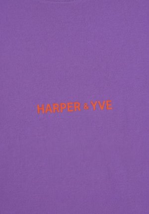 Paarse stof met oranje tekst "HARPER & YVE" gecentreerd, met hoofdletters in een eenvoudig schreefloos lettertype.