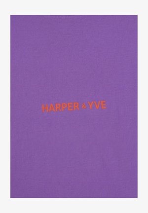 Paarse stof met oranje tekst "HARPER & YVE" gecentreerd, met hoofdletters in een eenvoudig schreefloos lettertype.